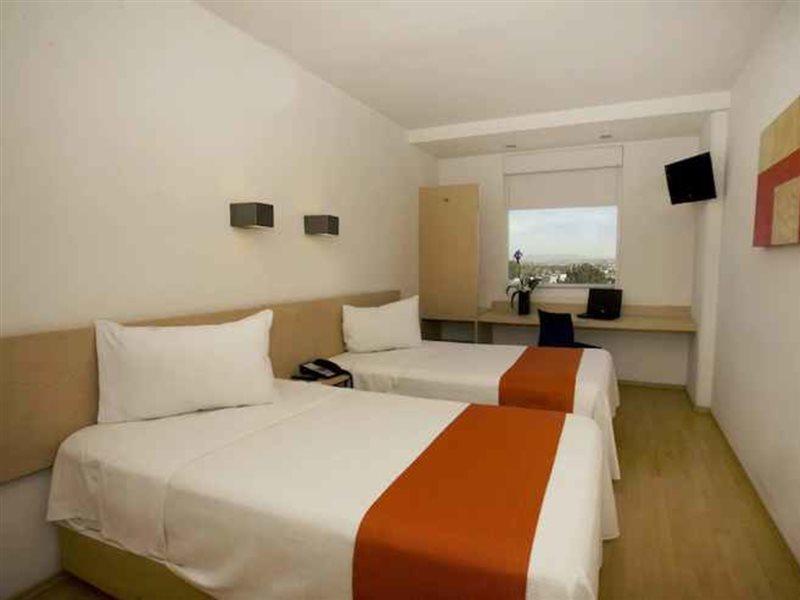 One Queretaro Plaza Galerias Hotel Exterior photo